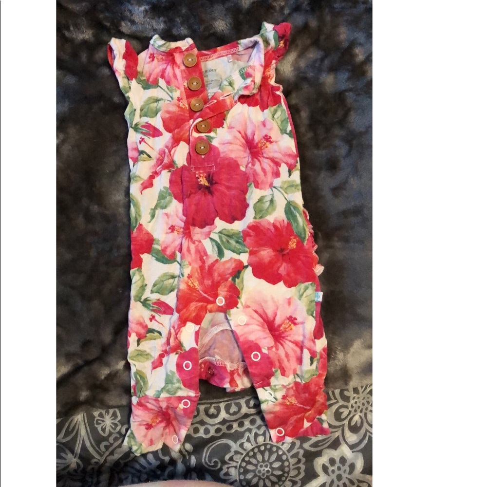 Posh peanut nb hibiscus 🌺 print romper